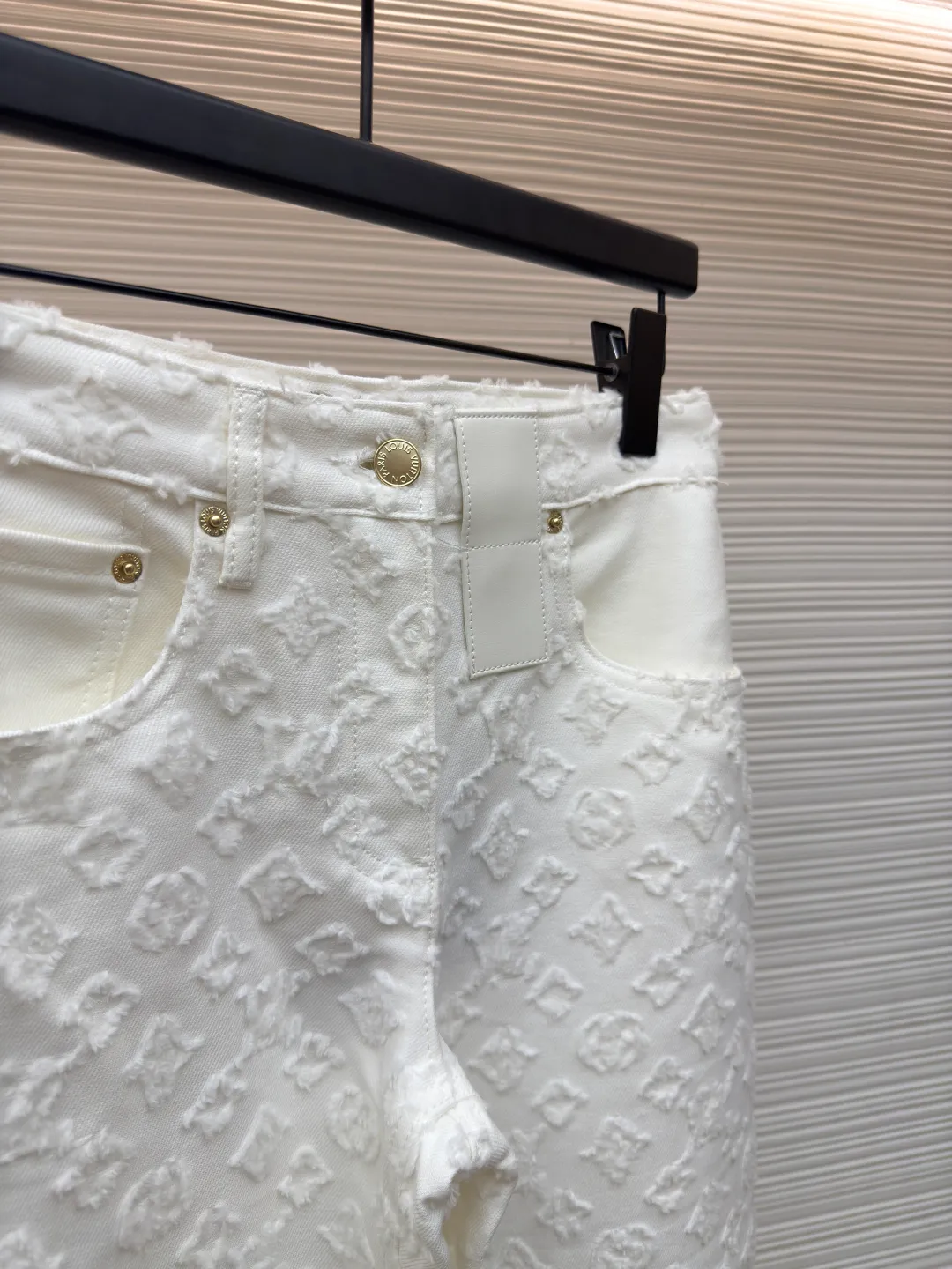 LOUIS VUITTON presbyopic three-dimensional embossed jacquard jeans ●Authentic product: purchased and developed by 185516 ●Item number: 1680238-B35 ●Material: denim fabric ●Technology: embossed jacquard production ●Version: fitted version ●Weight: about 615 grams ●Size: 34-36-38 ●Description: The presbyopia three-dimensional relief jacquard cost 18,500 to purchase and develop, using 100% cotton imported yarn and the classic presbyopia embossing process. The three-dimensional relief has an outstanding texture. The fabric is crisp and stylish. The high-waisted straight version makes the upper body slimmer and the legs longer. It looks good with or without matching. The details of the workmanship are all in place! To truly achieve the ultimate in luxury, all fabrics, accessories, and hardware are exclusively custom molded and produced in high quality! The overall wiring is straight and delicate, the fabric is comfortable and soft, and the color is consistent without color difference. It can be matched with the same style to create a fashionable look and control various occasions. Customized accessories, complete with three standards, same style for men and women!